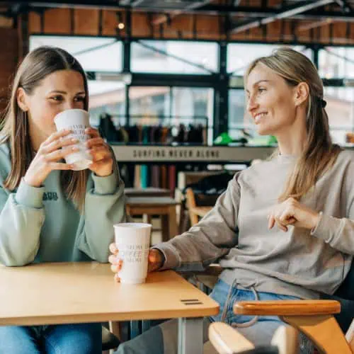 Perfekte Geschenk zwei Frauen trinken Kaffee