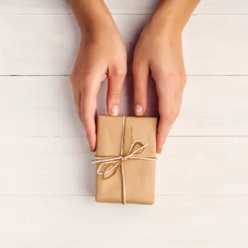 Perfekte Geschenk Geschenk mit Hände