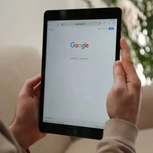 Perfekte Geschenk Tablet festhalten