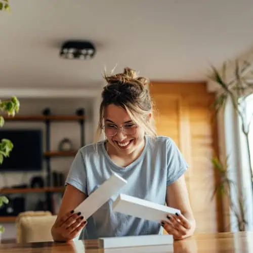 perfekte Geschenk Frau packt etwas aus