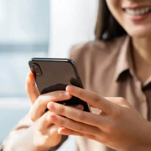 Perfekte Geschenk Frau am Handy