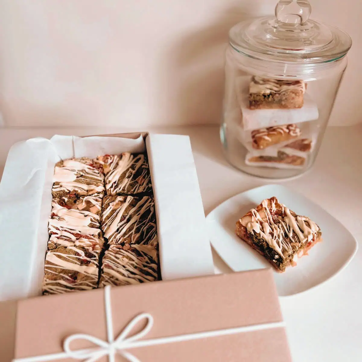 Blog Produkte(117) Strawberry-Matcha-Blondies