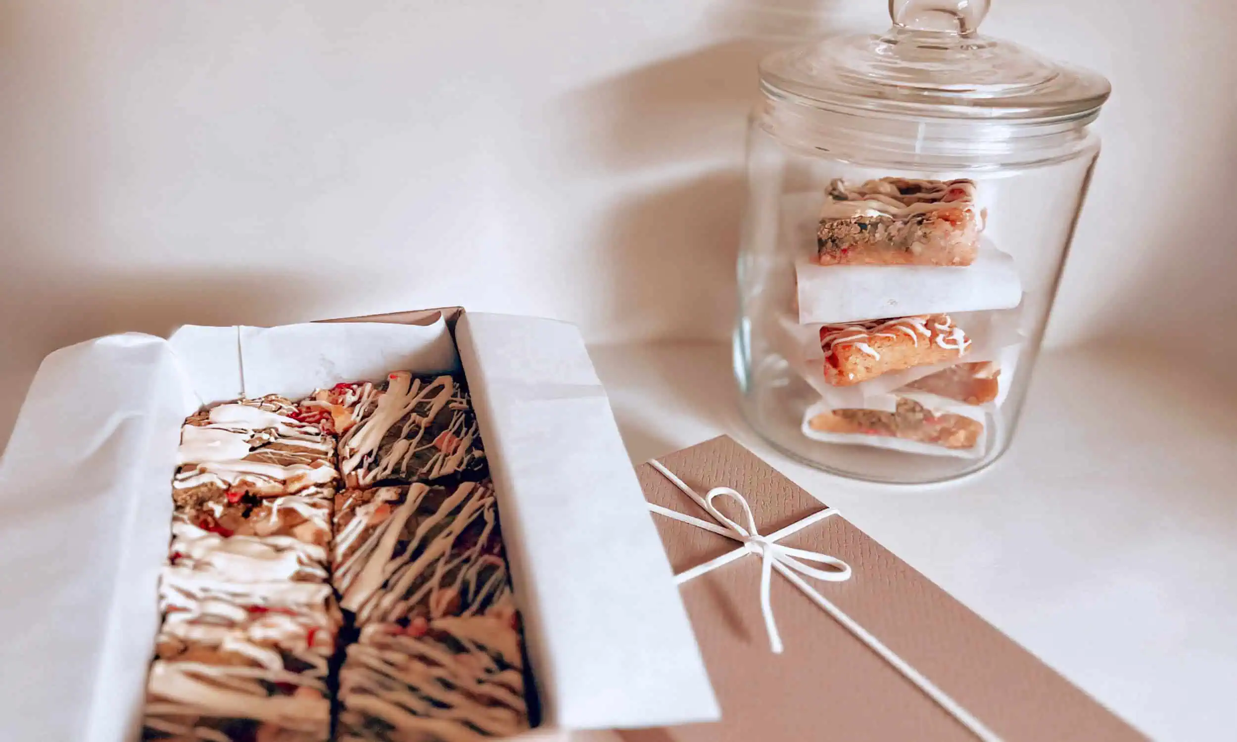 Strawberry-Matcha selbstgemachte blondies verschenken