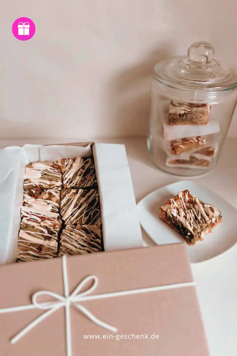 Matcha-Strawberry Blondies Geschenk aus der Küche Blondies