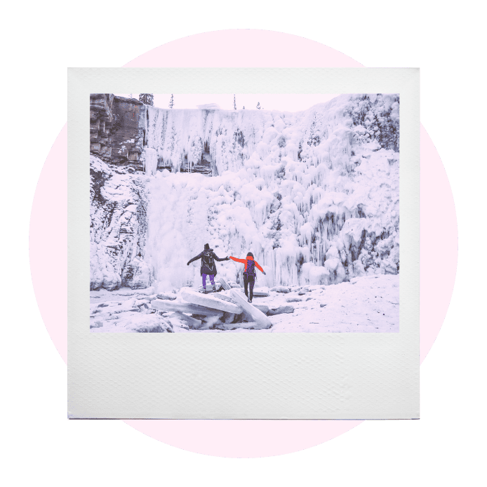 zwei Personen in den Schneebergen