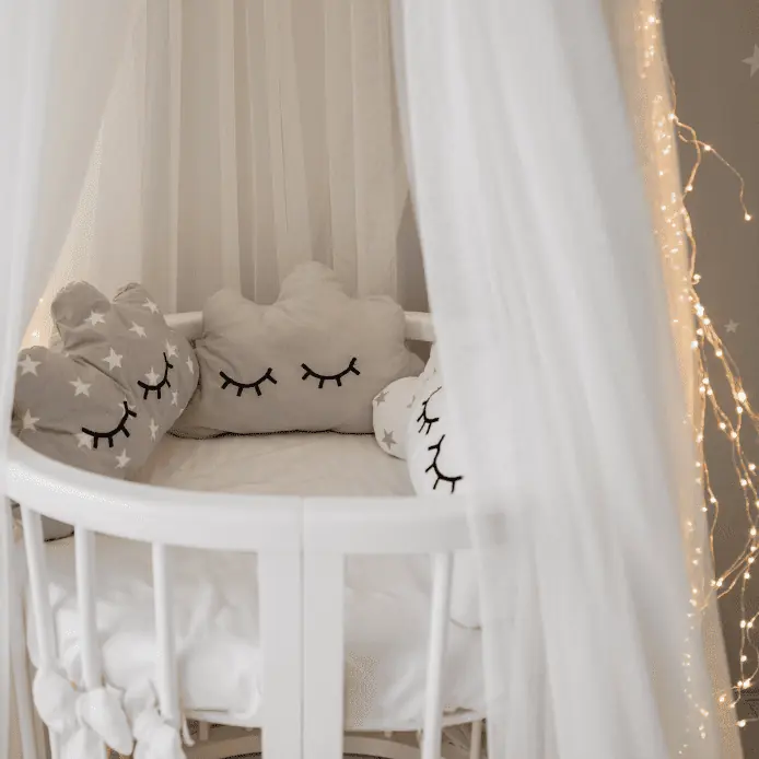 Kinderbett mit Kissen und Lichterkette