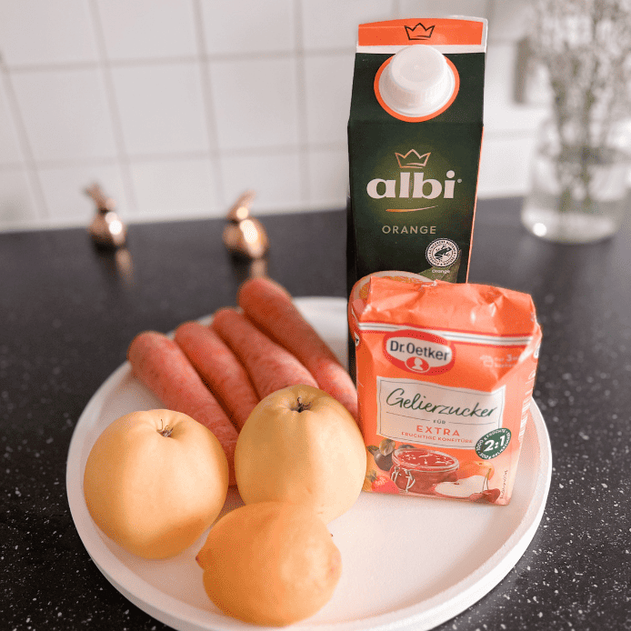 Bild mit Äpfel Karotten Orangensaft Zitrone