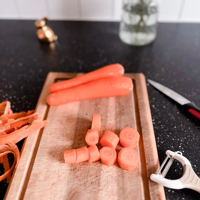 Karotten geschält und geschnitten