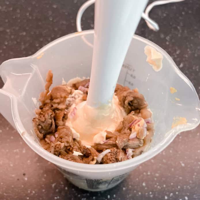 Auberginen-Creme mit Mayonnaise verrühren