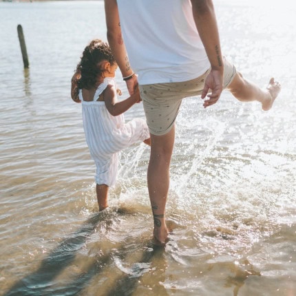 Vater mit Tochter am See
