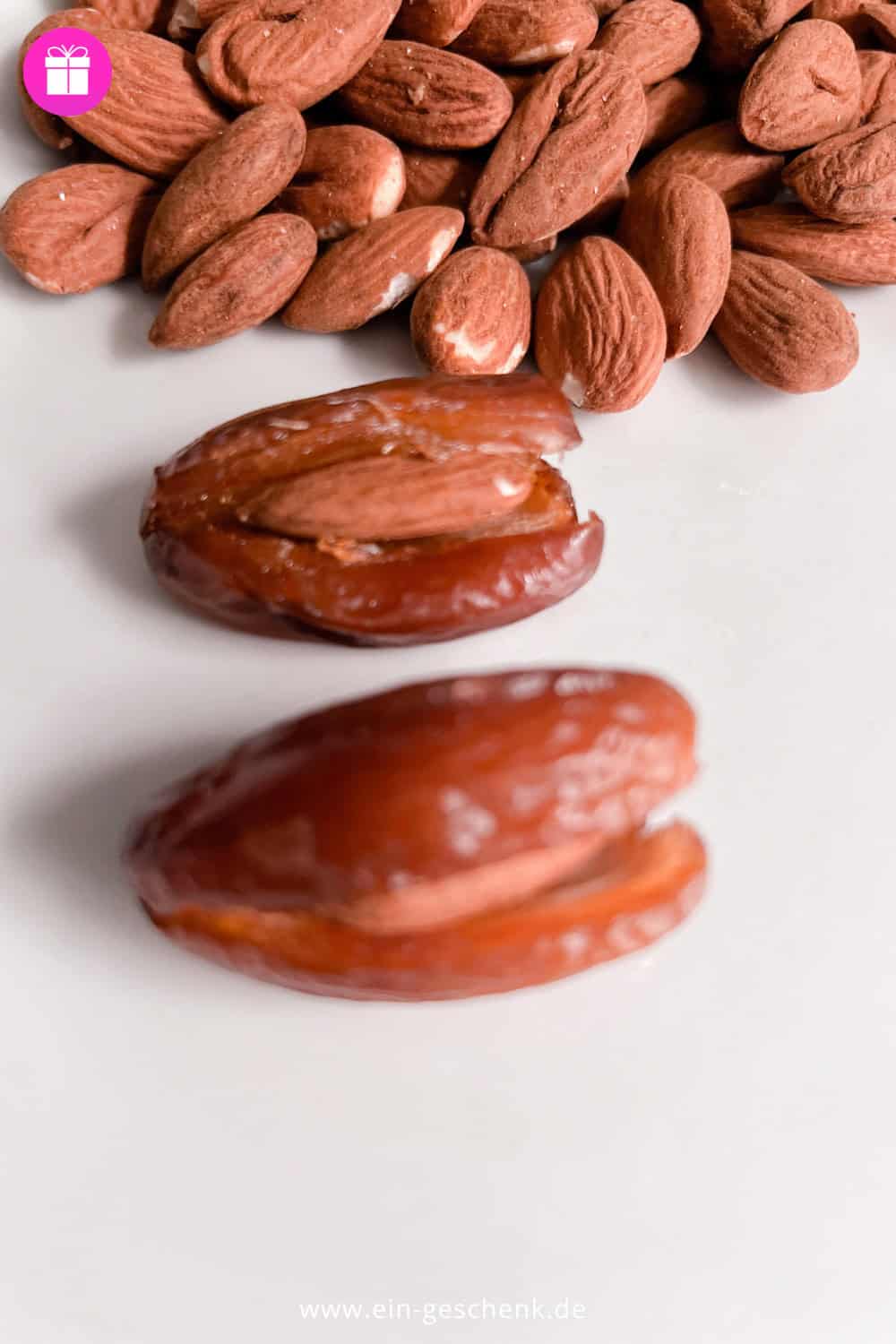 Dattel Pralinen mit Mandeln