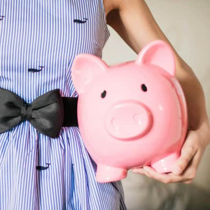 Mädchen mit Sparschwein